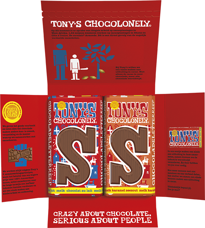 Open Sinterklaas cadeaupakket van Tony’s Chocolonely met één melkchocoladereep en één melk karamel-zeezout reep in de feestelijke hoes.