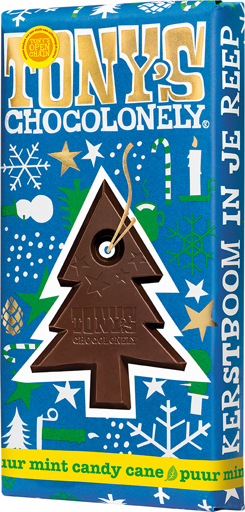 Schuine weergave van Tony’s Chocolonely pure chocolade mint candy cane reep in blauwe feestwikkel met chocoladestuk in kerstboomvorm.